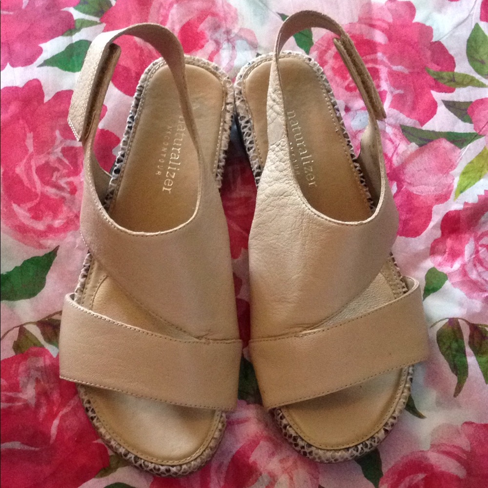 WOW SO LIGHT! NATURALIZER SANDALS